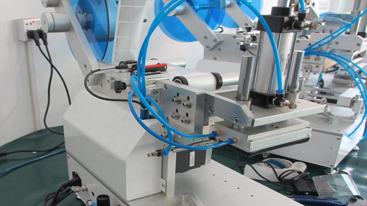 Mašina za etiketiranje plastičnih vrećica Poluautomatska za ravnu površinu