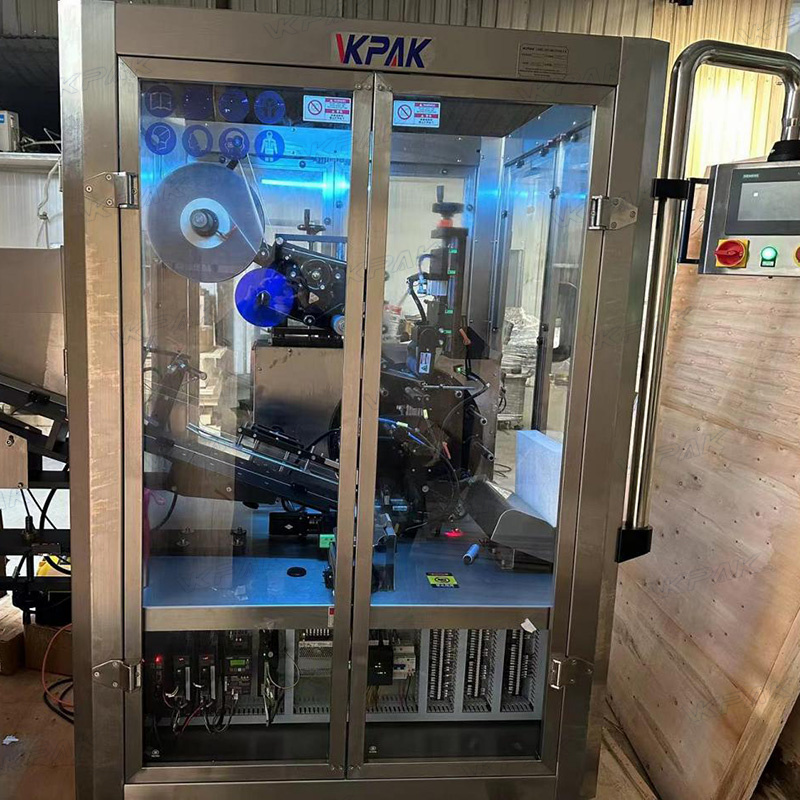 Automatska mašina za etiketiranje plastičnih mekih cevi sa sistemom za dovod cevi