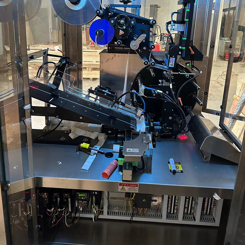 Automatska mašina za etiketiranje plastičnih mekih cevi sa sistemom za dovod cevi