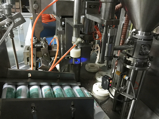 tubes holding feeding system automatski sistem za dovod cevi za punjenje sealing.jpg