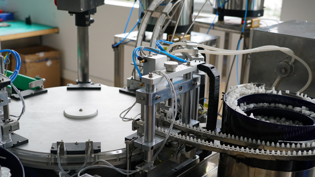 ROTACIJSKO punjenje tečnosti u plastične boce.jpg