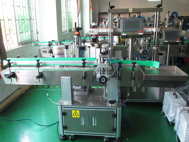 labeling machine with positioning system OPREMA ZA OZNAČAVANJE BOCA PLC.jpg