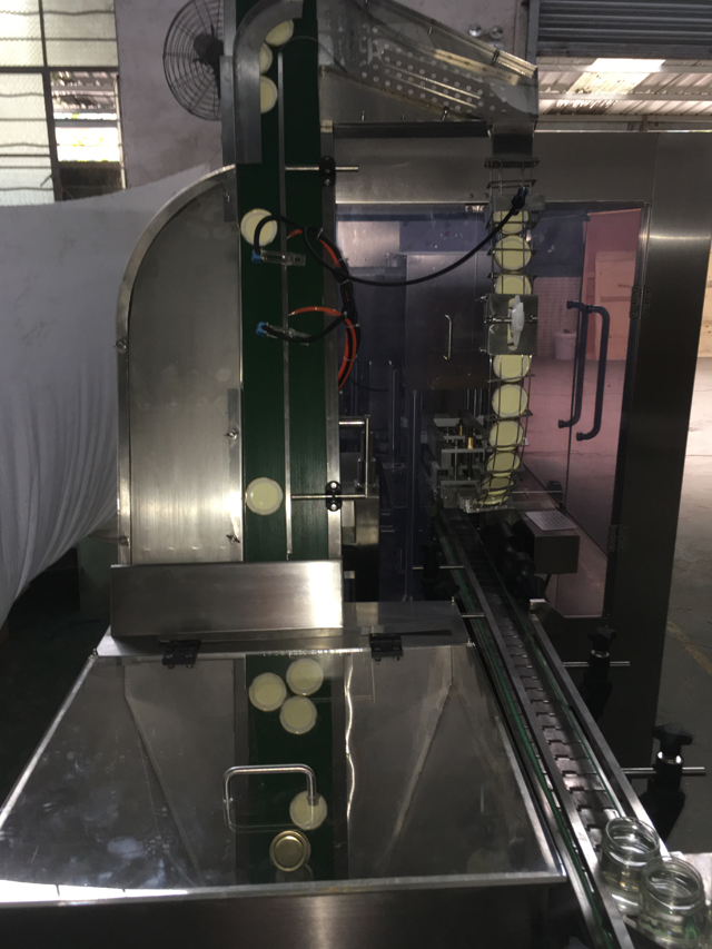 proces zatvaranja staklenki vakuumskim zatvaranjem.JPG