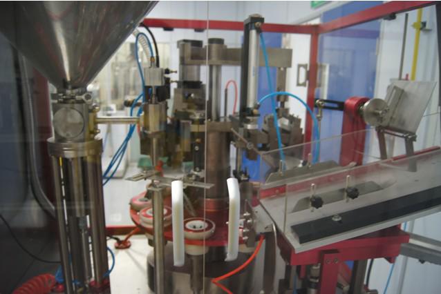 automatic tubes filling sealing machine for toothpaste rezervoar za skladištenje.jpg