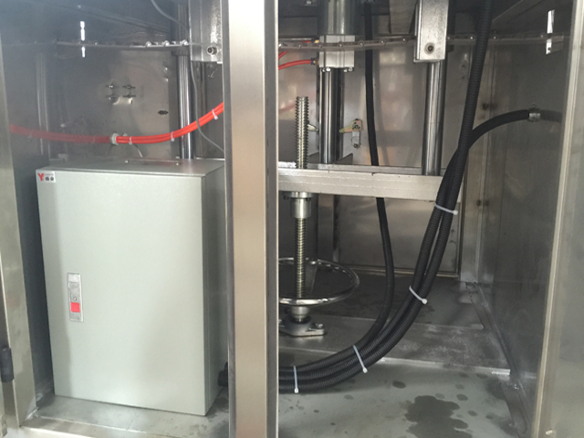 mašina za zatvaranje unutrašnjih limenki.jpg