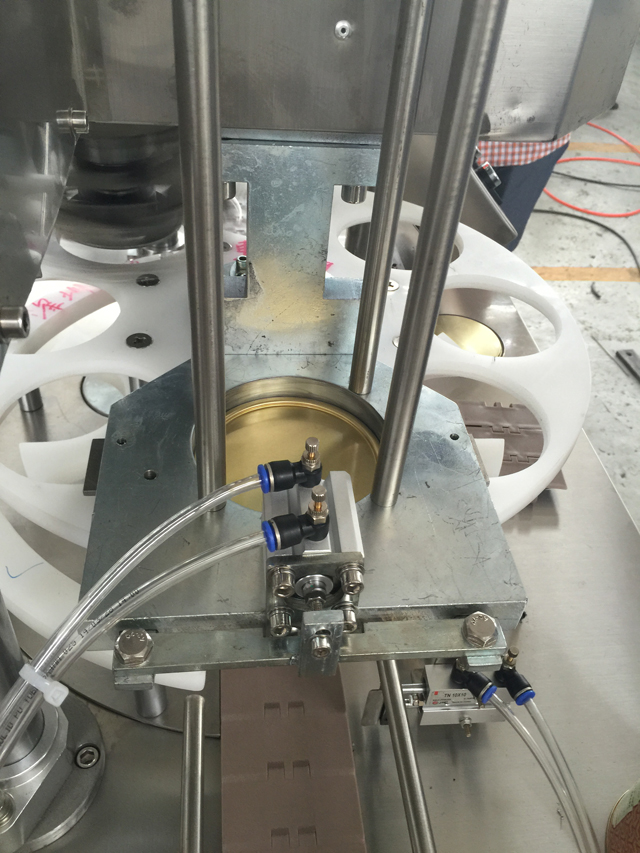 mašina za zatvaranje limenki.jpg