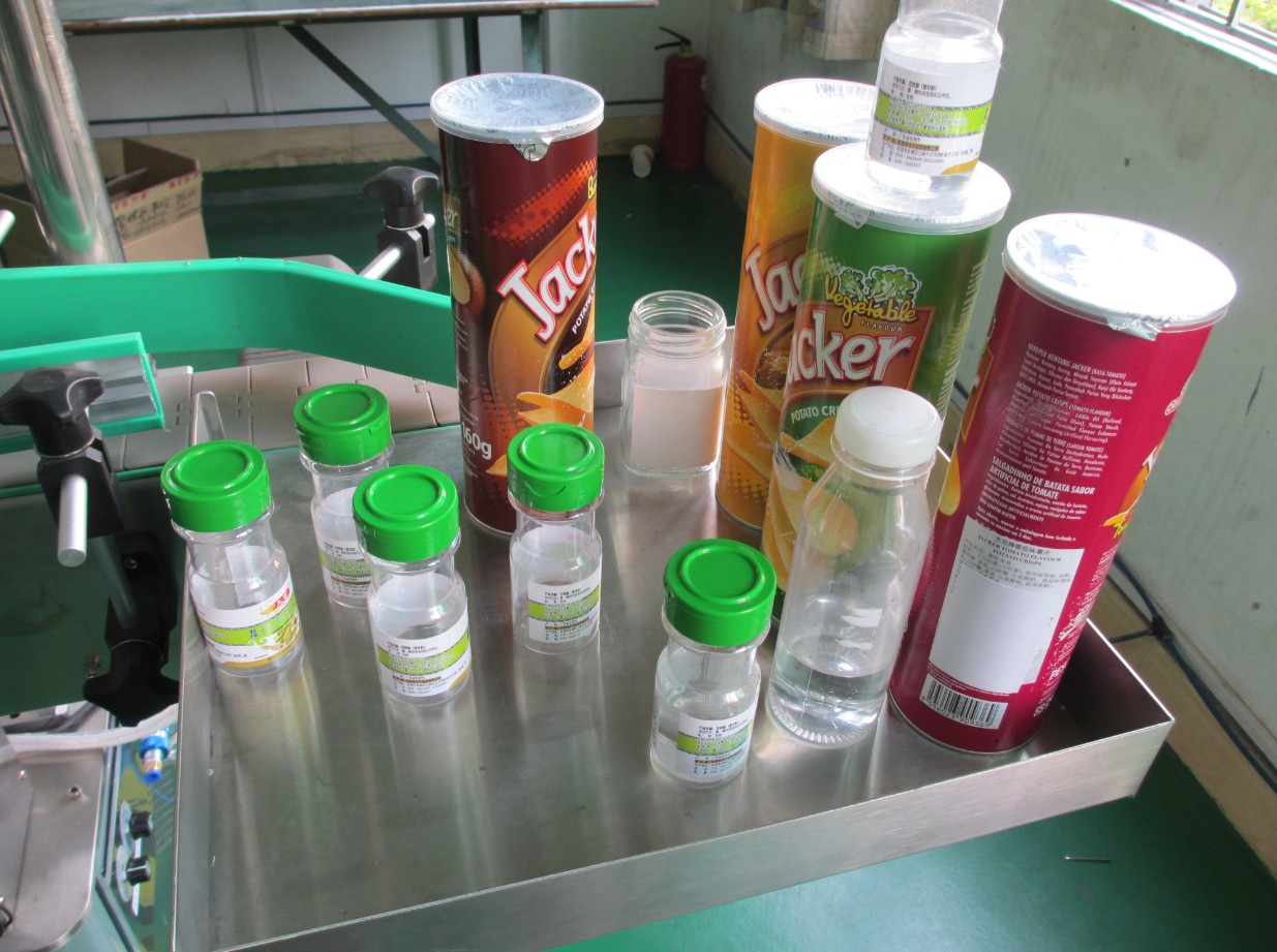 automatic vertical round bottle labeling equipment ETIKETTIERMASCHINE.jpg