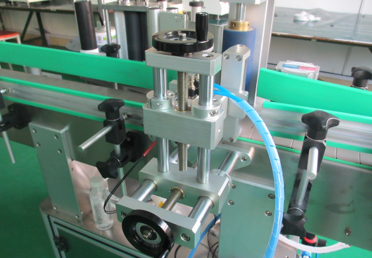 labeling machine with positioning system OPREMA ZA OZNAČAVANJE BOCA PLC.jpg