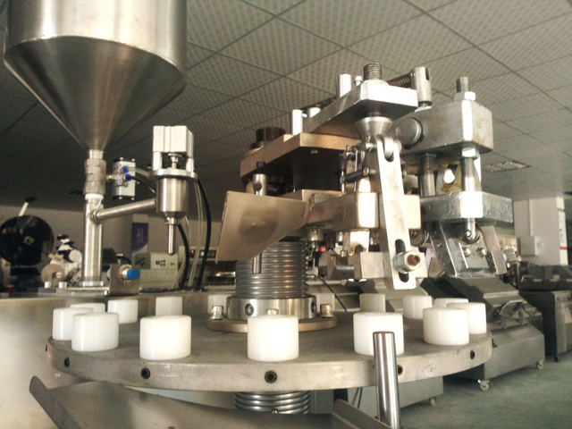 metal tubes filling folding machine Mašine za zaptivanje cevi na lageru.jpg