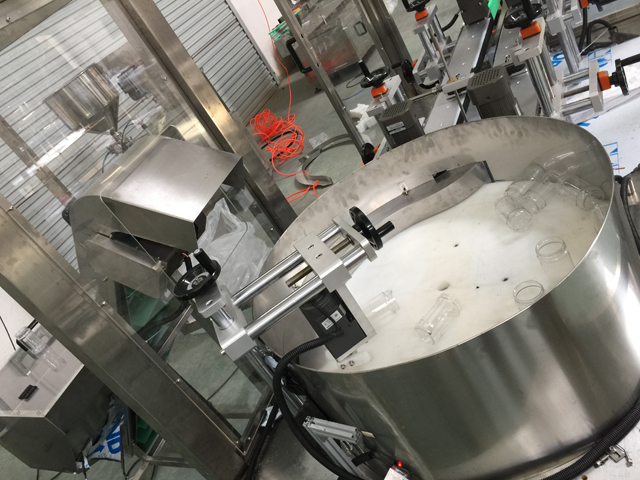 sistem za podizanje deskemblera za boce.jpg