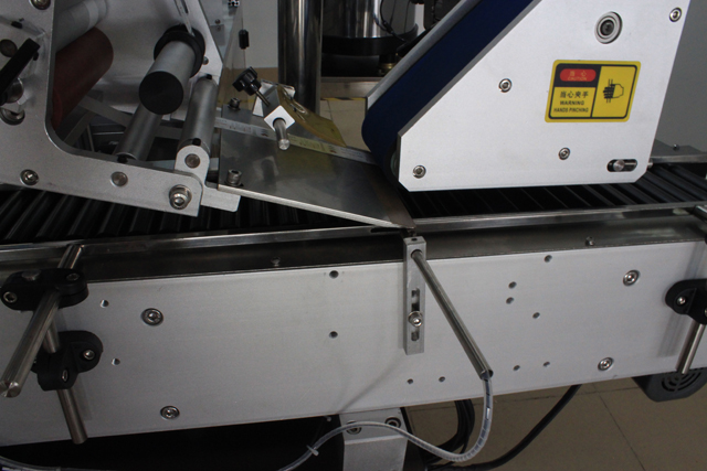 mašina za etiketiranje.JPG