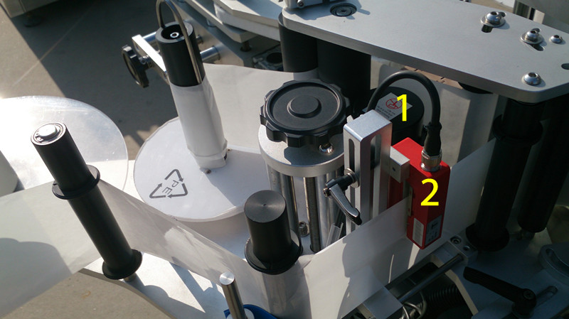 labeling machine for E liquid small bottles označavanje za E tečnost zatvori slike.jpg