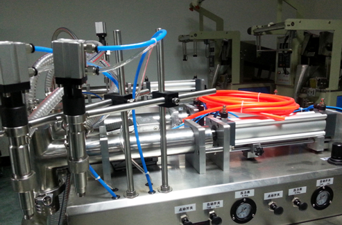 liquid filling machinery semi automatic horizontalno tečno punilo potpuno pneumatsko.jpg