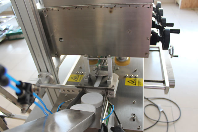 mašina za zatvaranje sa podizanjem (1).JPG