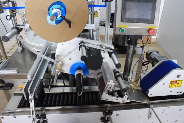 rolling bars from horizontal labeling machine sinhroni pojas za kotrljanje boca.jpg