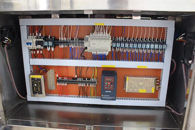 horizontal small bottles labeling machine picture horizontalna mašina za etiketiranje stvarna slika.jpg