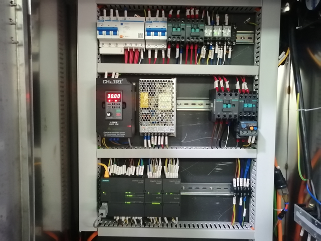 Mašina za punjenje sa 12 glava sa grejačem za mešanje (2).jpg