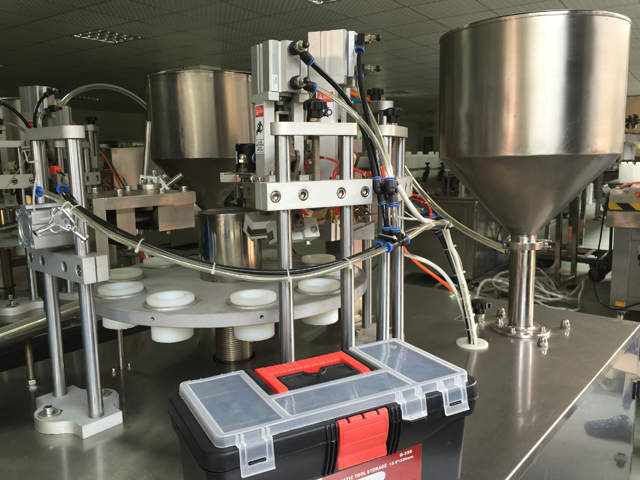 zaptivač cevi za punjenje u nizu.jpg