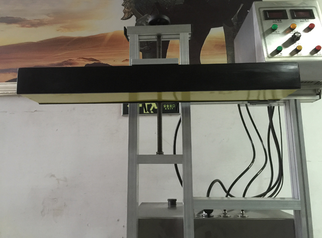 Mašina za indukciono zaptivanje vodenim hlađenjem.jpg