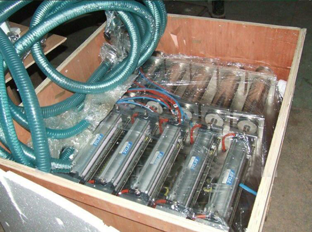 Mašina za punjenje sa 4 glave u drvenoj kutiji.jpg