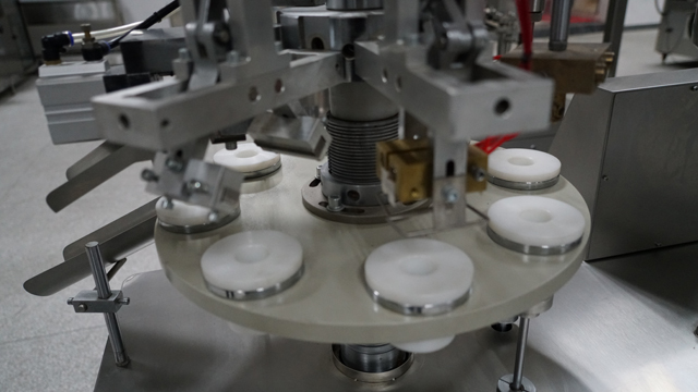 poluautomatski zaptivač za punjenje cijevi line.jpg