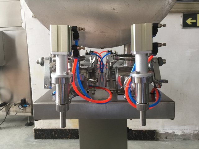 two filling nozzles pneumatic filler equipment mlaznice two.jpg