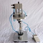 Poluautomatska pneumatska stolna mašina za presovanje staklenih boca za parfeme