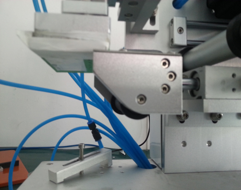 semi automatic flat bottles labeling equipment mašina za ravno etiketiranje sa PLC naprednim (2).jpg