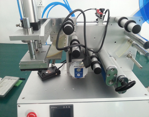 flat surface labeling equipment semi automatic oprema za etiketiranje ravnih površina (3).jpg
