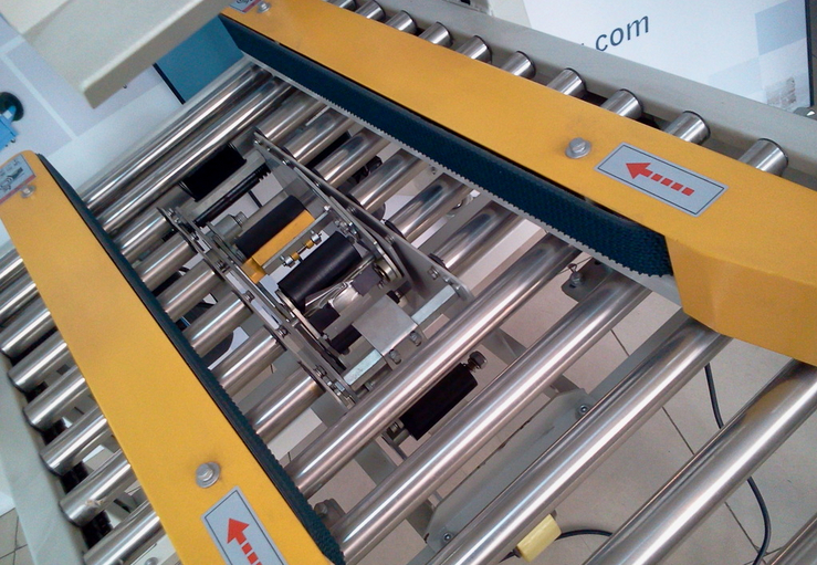 carton sealing stainless steel roll close shot za mašinu za zatvaranje kartona poluauto.jpg