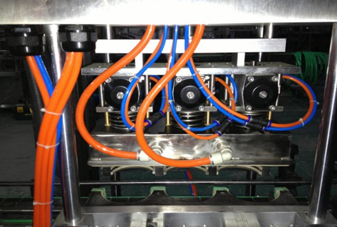 vacuum capper linear Vakuumske glave za zatvaranje dio close shot.jpg