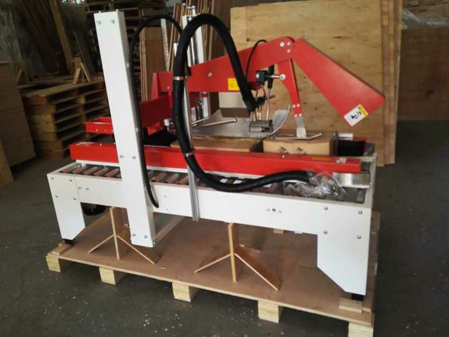 mašina za zavarivanje kartonskih kutija vrućim topljenim ljepilom.jpg