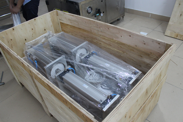 mašina u drvenom kućištu.jpg