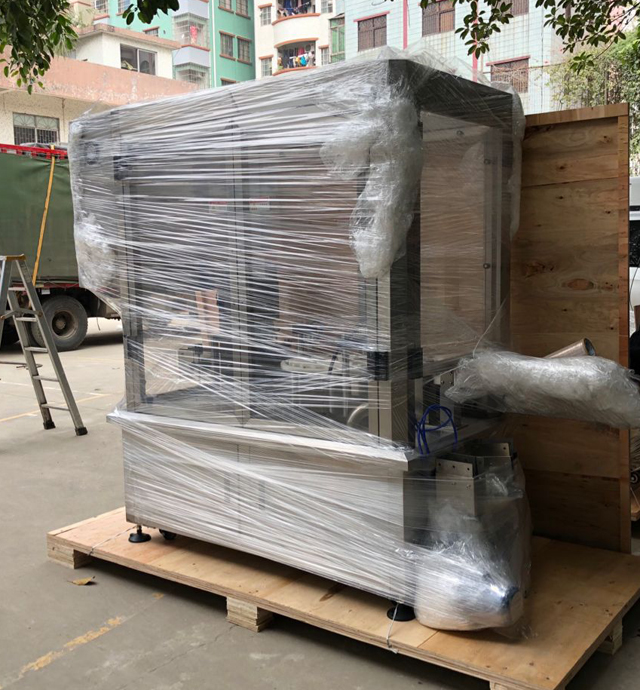 Mašina za zatvaranje staklenki kreme u drvenoj kutiji